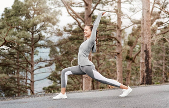 拉伸更强的精简更健康的拍摄运动年轻的女人伸展运动身体锻炼在户外