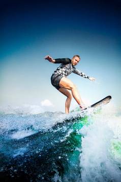 冲浪蓝色的海洋年轻的男人。平衡Kiteboard花式滑水
