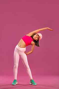 孩子女孩健身练习粉红色的粉红色的背景运动服装体育概念
