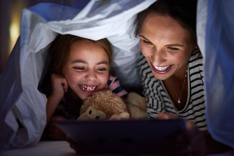 读妈妈裁剪拍摄有吸引力的年轻的女人阅读女儿睡觉前故事
