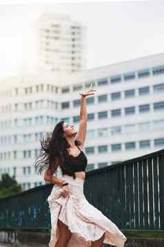 跳舞感觉完全免费的拍摄有吸引力的年轻的女人跳舞城市