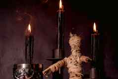 可怕的伏都教娃娃黑色的蜡烛神秘的背景仪式深奥的对象神秘的万圣节概念
