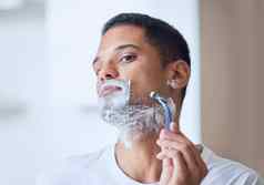 胡子拍摄年轻的男人。剃须胡子浴室首页