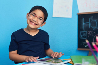 <strong>幼儿园</strong>肖像可爱的男孩数字平板电脑完整的学校赋值桌子上