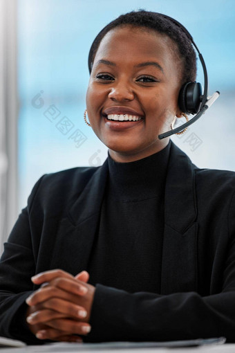 客户服务部门整个公司拍摄年轻的女人耳机电脑工作现代办公室