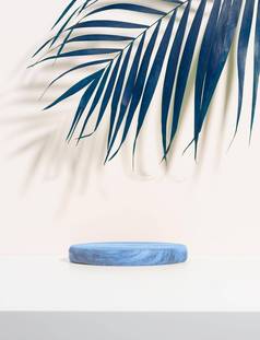 阶段显示产品化妆品轮木讲台上蓝色的棕榈叶