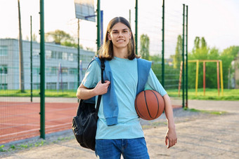 肖像学生的家伙背包球户外篮球操场上