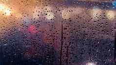摘要交通下雨一天视图车座位多雨的天雨滴窗口多雨的天气雨散景