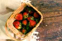 草莓编织篮子新鲜的草莓红色的草莓草莓汁木表格背景