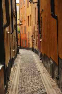 安静的空鹅卵石街小欧洲旅游城市狭窄的小巷农村小镇包围高公寓建筑红色的房子隐藏的一边街传统的体系结构