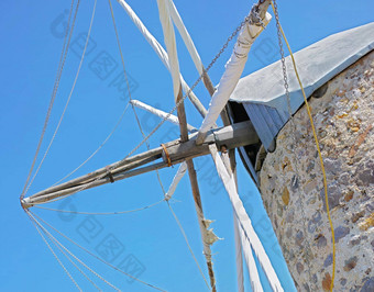 特写镜头白色风车砖建筑蓝色的天空历史古董风涡轮房子传统的可持续发展的村外建筑细节