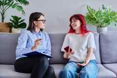心理学家咨询十几岁的女个人治疗医生办公室