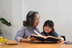 中间岁的祖母阅读仙女演讲学前教育孙子多分代家庭爱概念