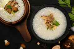 美味的大米粥软煮熟的蛋香菇蘑菇片姜葱粥受欢迎的亚洲国家