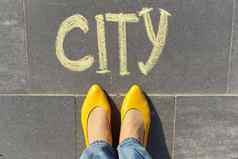 城市概念前视图女人腿文本写粉笔灰色的人行道上