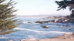 岩石崎岖的海洋海滩海波崩溃海岸蒙特利加州海岸