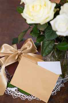 美丽的白色花玫瑰信封心空空间碑文消息明信片情人节一天婚礼生日