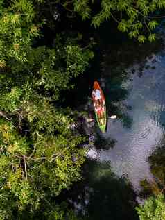 夫妇皮艇丛林甲米泰国但女人皮艇热带丛林甲米红树林福勒斯特