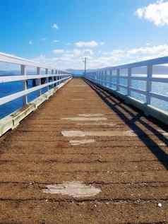 木码头领先的海洋复制空间空平台码头阳台湖蓝色的水木码头桥码头湖畔别墅度假撤退夏天