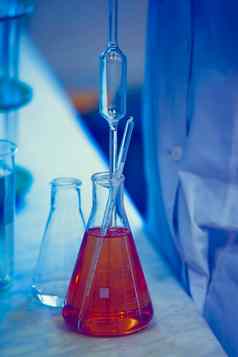 疫苗生产实验室玻璃烧瓶化学液体红外辐射