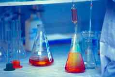 疫苗生产实验室玻璃烧瓶化学液体红外辐射