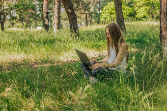 横幅年轻的女孩作品移动PC新鲜的空气公园坐着草坪上概念远程工作工作自由职业者女孩需要<strong>课程</strong>移动PC<strong>微</strong>笑