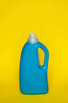 蓝色的塑料瓶站黄色的背景护发素液体粉洗能力空间复制布局标志应用程序