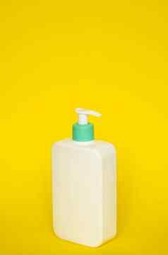 大白色化妆品塑料瓶泵自动售货机泵绿色帽黄色的背景液体容器过来这里乳液奶油洗发水浴泡沫