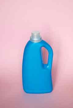 蓝色的塑料瓶站粉红色的背景护发素液体粉洗能力空间复制布局标志应用程序