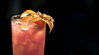 含酒精的喝组成精神精神混合成分水果汁柠檬水粉红色的夫人优雅的鸡尾酒粉红色的魔力棉花糖果