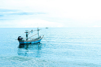 小钓鱼船浮动蓝色的海蓝色的天空泰国钓鱼船渔夫船船山 姆ROI哎呀海滩巴蜀府基里汗泰国蓝色的天空云蓝色的海