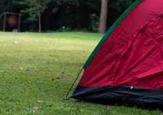 红色的野营帐篷场绿色草森林背景假期假期周末一天