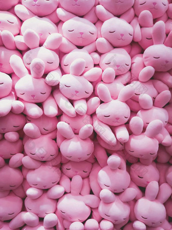 粉红色的兔子玩具娃娃商店架子上显示粉红色的背景兔子娃娃背景可爱的背景