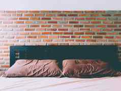卧室暴露砖墙室内设计的想法砖墙床上红色的强大的背景工业设计阁楼风格旅馆酒店装饰