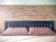 卧室暴露砖墙室内设计的想法砖墙床上红色的强大的背景工业设计阁楼风格旅馆酒店装饰