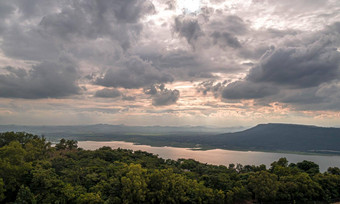 空中全景阴霾湖河山山森林自然景观美丽的背景