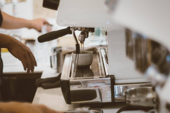 特写镜头咖啡师手使杯咖啡咖啡制造商机<strong>餐厅</strong>咖啡商店生活方式现代生活城市业务食物喝概念的想法