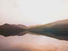 全景风景优美的美丽的日落湖山范围背景最小的自然