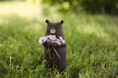 环保可爱的手工制作的玩具熊草阳光明媚的夏天一天