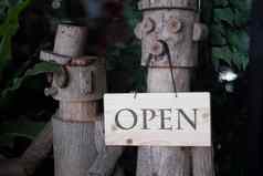 开放标志挂木娃娃前面入口通过装饰咖啡馆restuarant