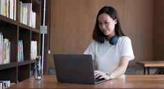 聪明的亚洲年轻的女孩学生感觉满意互联网在线课程搜索信息移动PC电脑首页