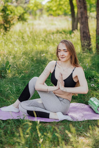 瑜伽女人绿色草女孩放松场瑜伽女人绿色公园女孩体操在户外冥想女人冥想瑜伽构成实践在户外