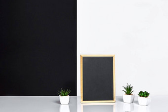 木框架黑色的的地方文本模拟时尚的房间<strong>室内绿色植物</strong>白色能黑白墙背景