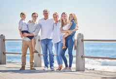 快乐高加索人multi-generation家庭站海边散步阳光明媚的一天孩子们享受时间海滩父母爷爷奶奶