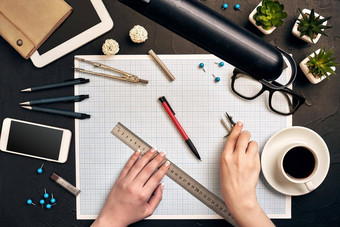办公室桌子上背景手笔写作建设项目的想法概念平板电脑画设备杯咖啡视图