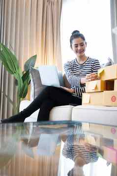 在线销售电子商务概念启动小业务企业家准备包裹盒子交付