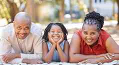 肖像快乐非洲美国家庭支出质量时间公园夏天爷爷奶奶（外）孙女成键奶奶爷爷孙子