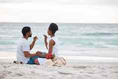 年轻的非洲美国夫妇喝香槟海有爱心的的男朋友女朋友支出一天海滩爱的丈夫妻子喝海滩