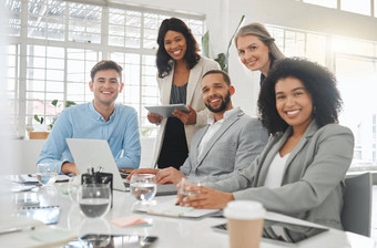 多样化的集团商人会议表格工作业务专业人士会说话的规划技术办公室的同事们工作