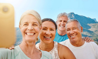 集团活跃的老年人摆姿势自拍视频调用阳光明媚的一天山视图背景快乐退休人员锻炼在户外生活健康的活跃的生活方式